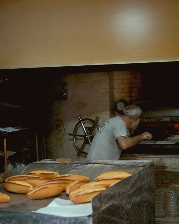 Un boulanger sort le pain du four